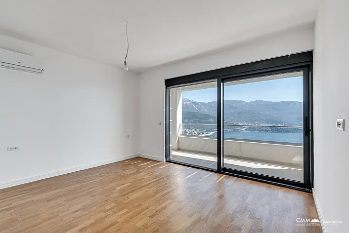 Luxuriöse Neubauvilla mit Panoramablick auf das Meer und die Altstadt von Budva