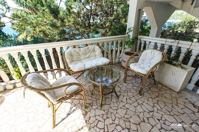 Dreistöckige Villa mit eigenem Zugang zum Meer