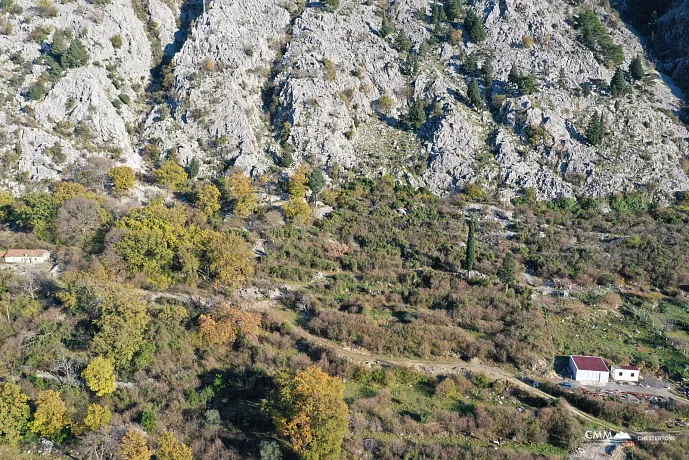 Zu verkaufendes Grundstück in Dobrota mit Meerblick