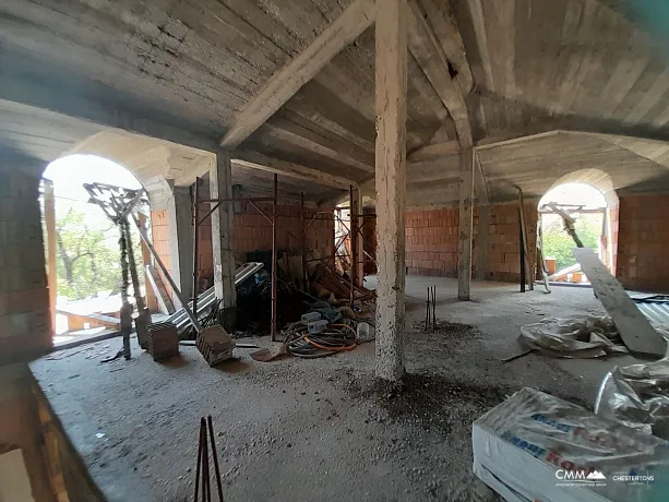 Haus zum Verkauf mit großem Grundstück in Cetinje