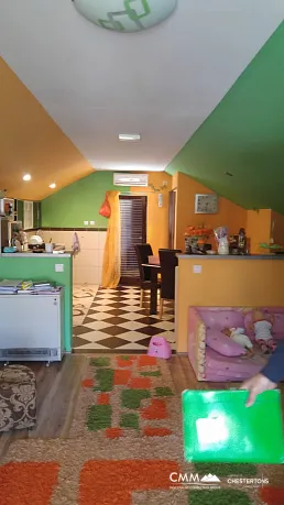 Dreistöckiges Haus in Morinje mit großem Garten