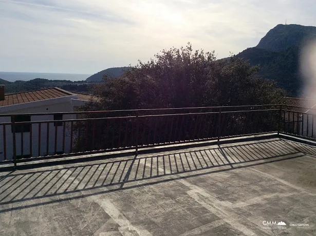 Haus mit vier Schlafzimmern und teilweisem Meerblick