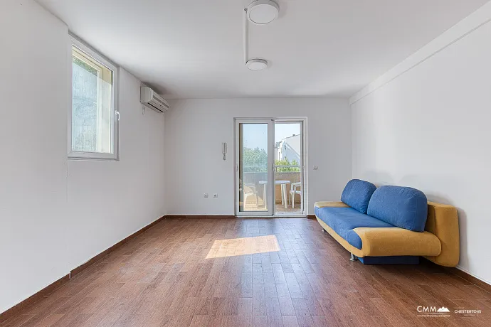 Geräumiges Apartment mit 1 Schlafzimmer in Rafailovići