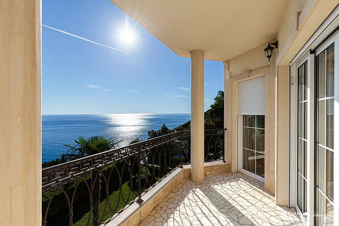 Eleganz und Ruhe in einer luxuriösen Villa mit Blick auf die Natur.