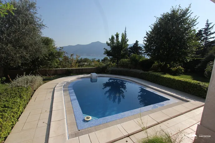 Villa mit Pool in Orahovac