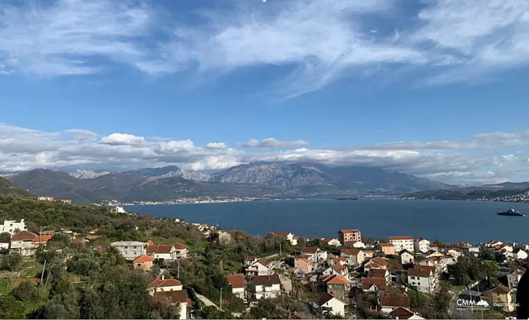 Zu verkaufen neue Villen in einem Komplex mit Blick auf die Bucht von Kotor