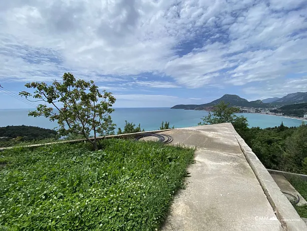 Zum Verkauf steht ein eingezäuntes Grundstück mit Panoramablick auf die Adria