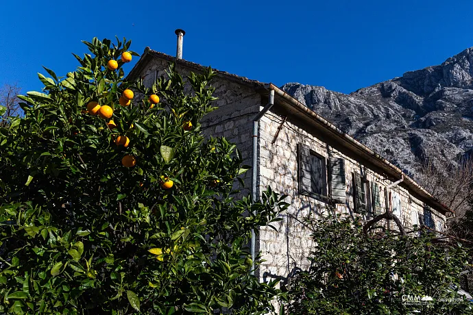 Zu verkaufen – Authentisches Steinhaus mit traumhaftem Blick auf die Bucht von Kotor