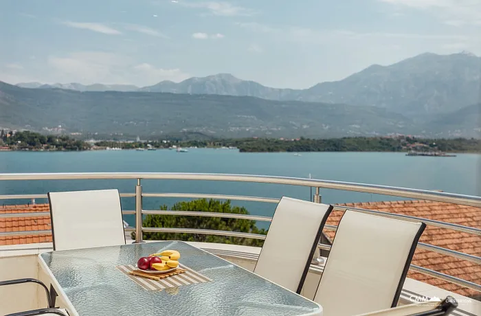 Zweizimmerwohnung mit Meerblick, 60 m vom Strand entfernt – Tivat
