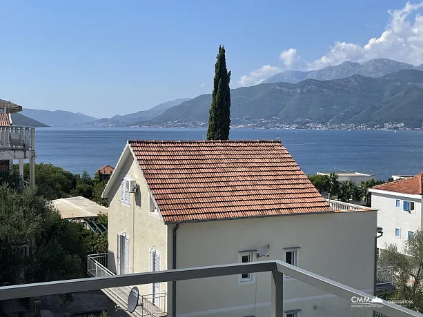 Dreistöckiges Stadthaus mit Panoramablick auf das Meer