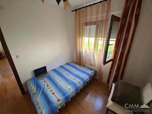 Eine Zwei-Zimmer-Wohnung mit Meerblick in Tivat