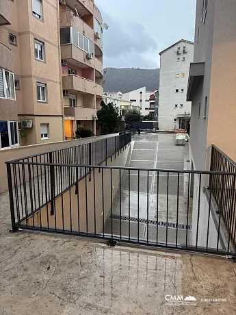 Wohnung mit 42 m² und Parkplatz im Zentrum von Budva in einem neuen Gebäude