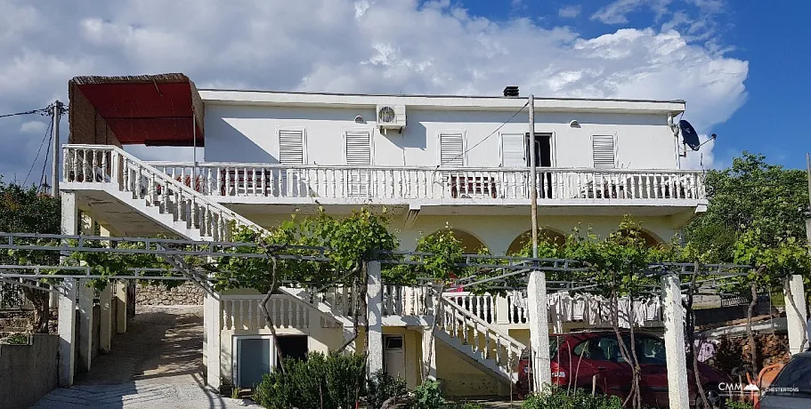 Zweistöckiges Haus mit Panoramablick auf das Meer