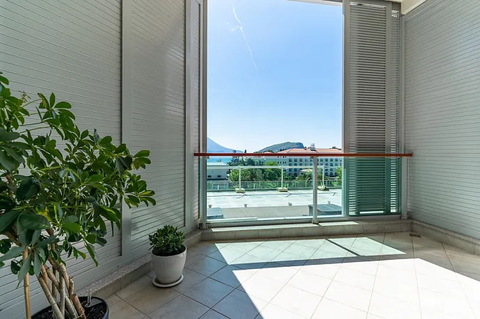 Moderne Büroflächen im TQ Plaza Budva mit Meerblick