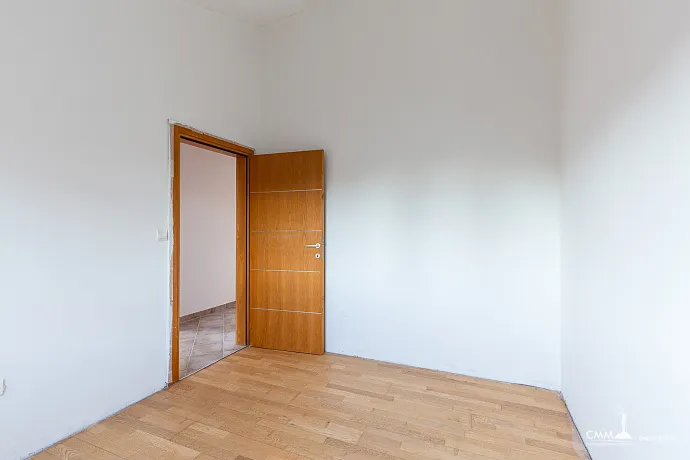 Geräumige Drei-Zimmer-Wohnung in einem Sechs-Parteien-Haus in der Nähe des Strandes Jaz.