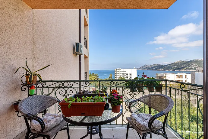 Zwei-Zimmer-Wohnung mit Meerblick.