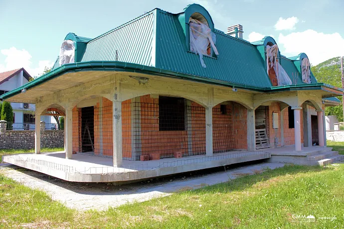 Haus zum Verkauf mit großem Grundstück in Cetinje