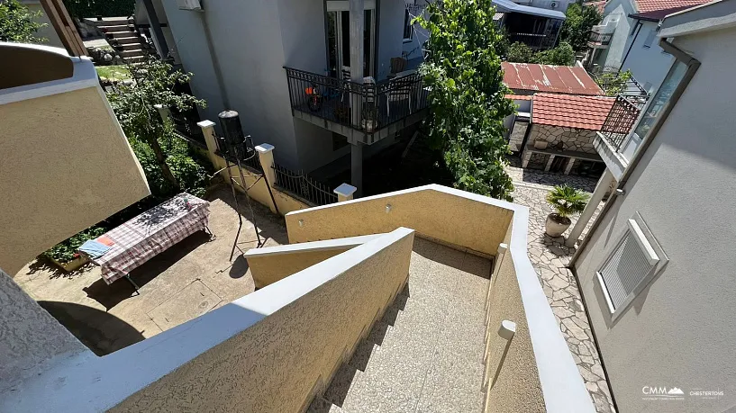 Zweistöckiges Haus mit Garage und Innenhof in Belishi