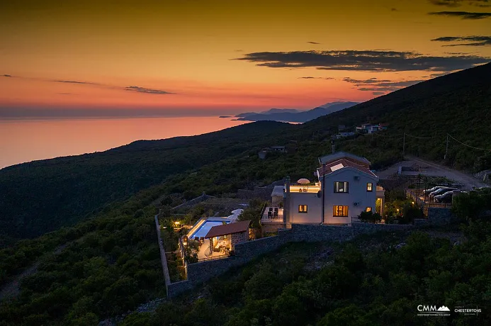 Luxuriöse Villa mit Panoramablick auf das Meer und Pool