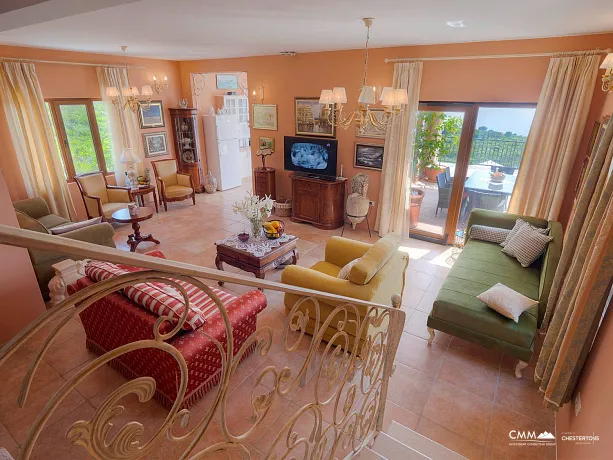 Luxuriöse Villa mit Panoramablick auf das Meer und Pool