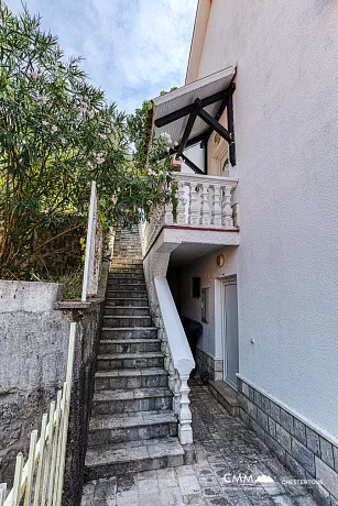 Haus nur 50 Meter vom Meer entfernt – Stoliv