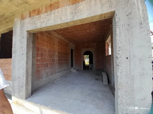 Haus zum Verkauf mit großem Grundstück in Cetinje