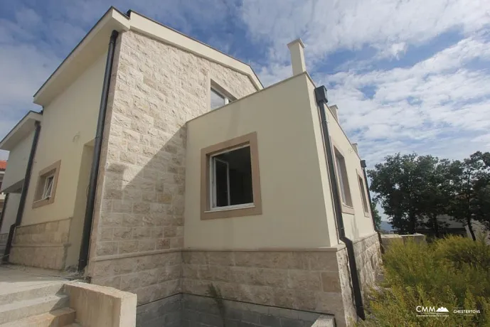 Zweistöckiges Haus mit Meer- und Bergblick in der Gegend der Stadt Herceg Novi