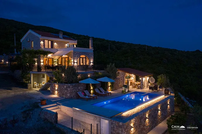 Luxuriöse Villa mit Panoramablick auf das Meer und Pool