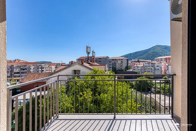 Sonnige Einzimmerwohnung mit 42 m² in Budva, nahe dem Meer.