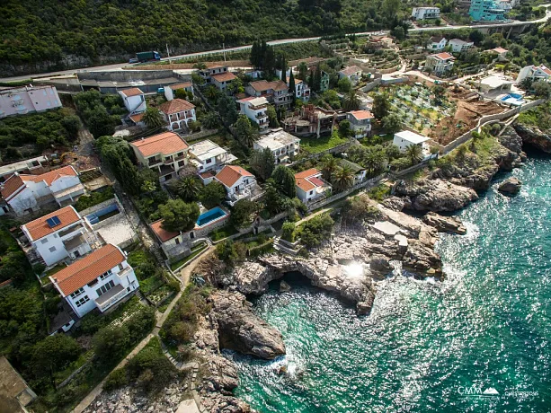 Dreistöckige Villa mit eigenem Zugang zum Meer