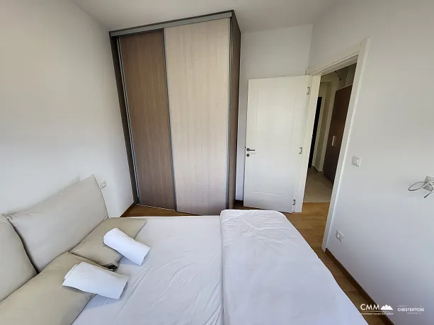 Möblierte Wohnung mit einem Schlafzimmer, Meerblick und Garagenplatz in einem neuen Gebäude