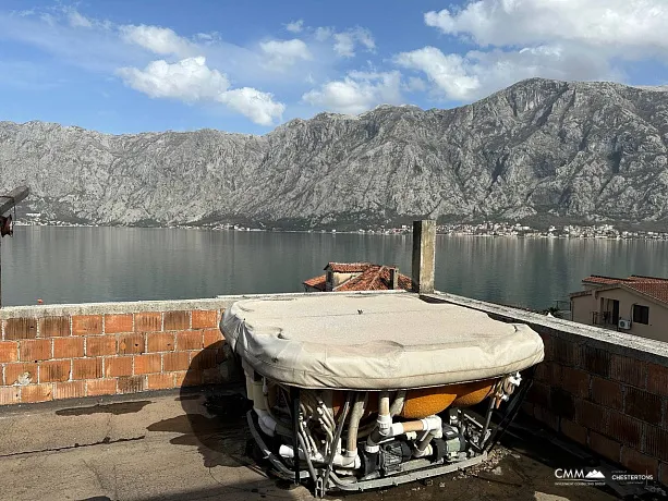 Dreistöckiges Haus mit Blick auf die Bucht von Kotor