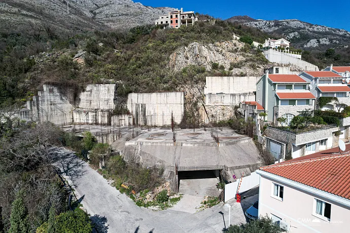 Grundstück 1580 m2 mit Projekt für ein Aparthotel in Rezevici