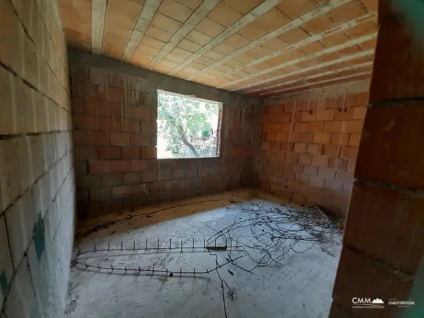 Haus zum Verkauf mit großem Grundstück in Cetinje