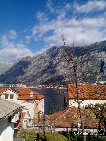 Einstöckiges Haus in Prcanj mit Meerblick