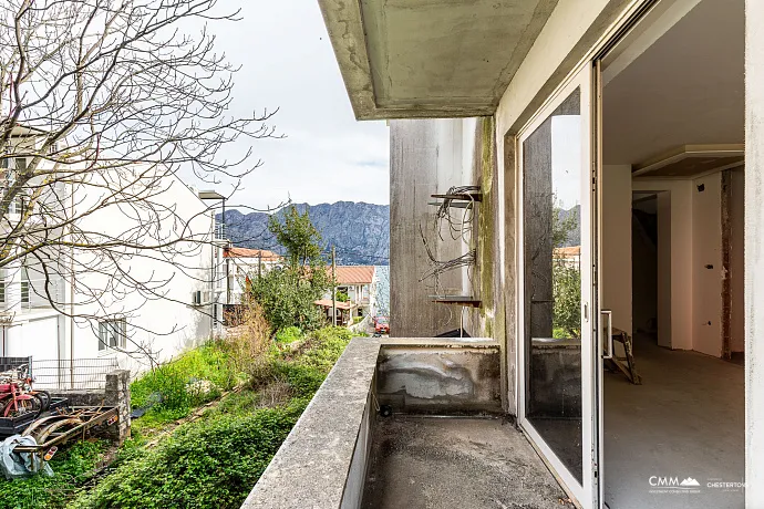 Dreistöckiges Haus mit Blick auf die Bucht von Kotor