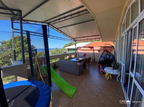 Großes Apartmenthaus mit Panoramablick auf das Meer