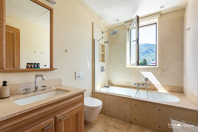 Luxuriöse Ein-Zimmer-Wohnung mit Meerblick in Porto Montenegro