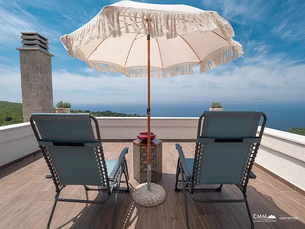 Luxuriöse Villa mit Panoramablick auf das Meer und Pool