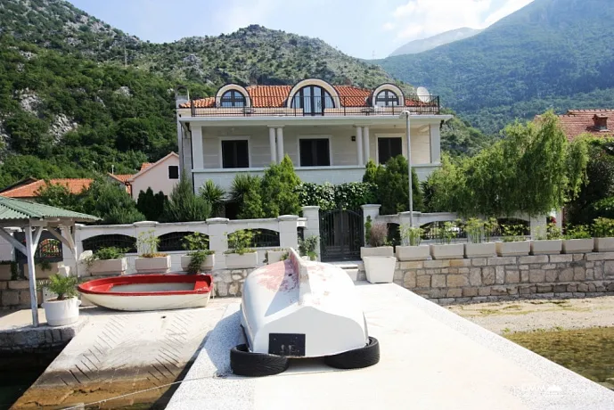 Villa mit Meerblick in Risan