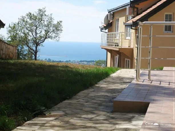 Apartment mit Grundstück in einem Komplex mit Swimmingpool