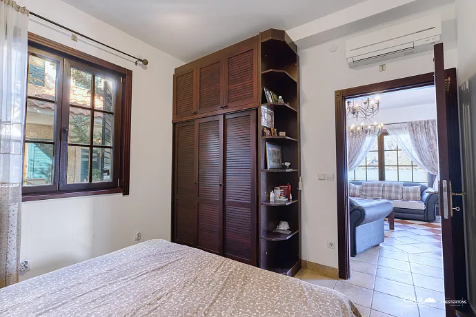 Prächtige Villa mit Kamin in erster Reihe mit Blick auf die Bucht von Kotor