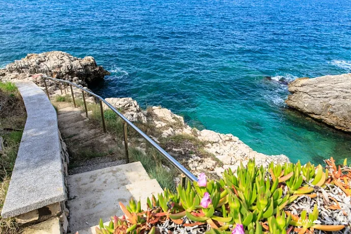 Dreistöckige Villa mit eigenem Zugang zum Meer