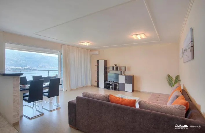 Geräumiges Apartment mit einem Schlafzimmer in Budva mit Meerblick