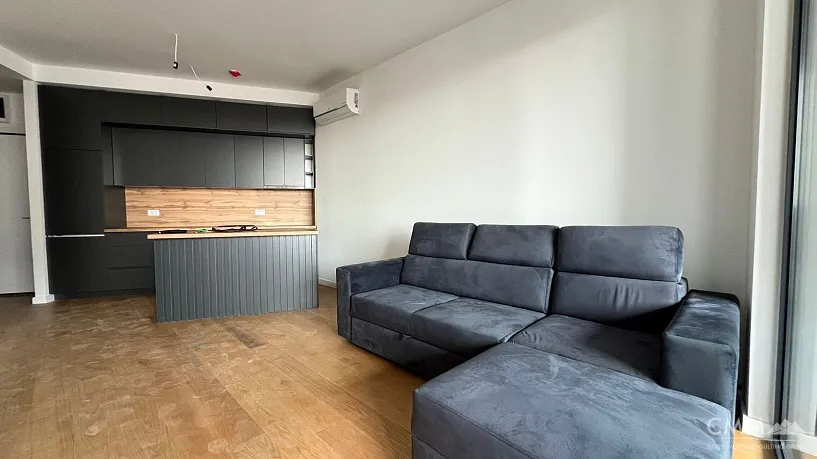 Eine Wohnung mit einem Schlafzimmer in einem neuen Komplex mit Schwimmbad und einem im Preis inbegriffenen Garagenplatz.