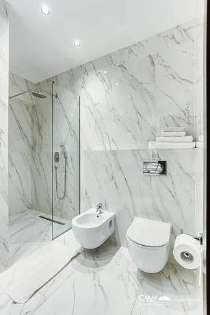 Luxuriös ausgestattete Wohnung in Bečići zu verkaufen – eine Gelegenheit, die man nicht verpassen sollte.