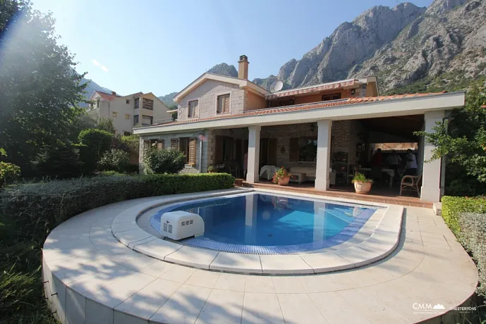 Villa mit Pool in Orahovac