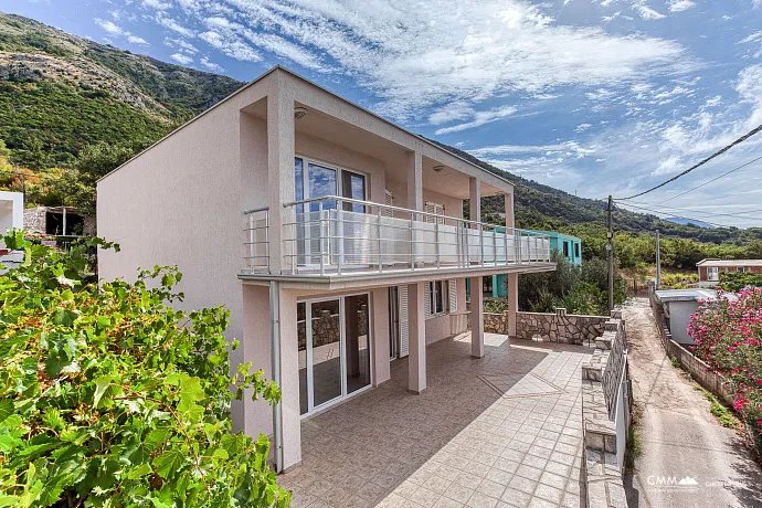 Ein Haus in Sutomore mit Panoramablick auf das Meer 140 m2