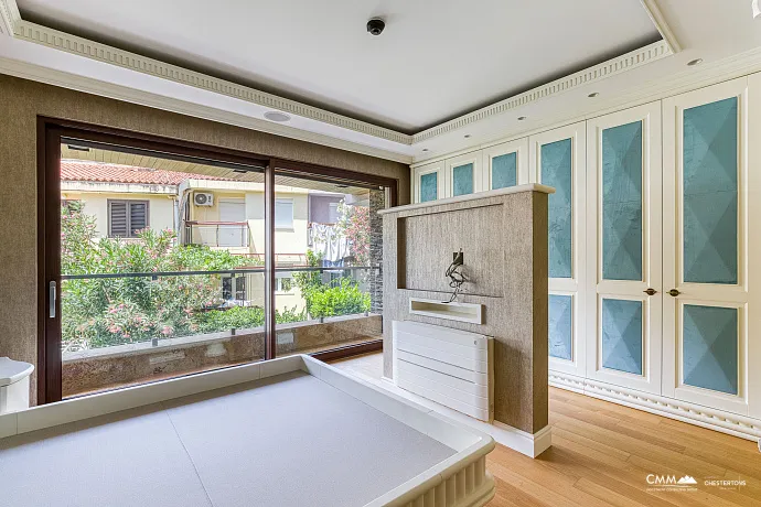 Luxuriöse Ein-Zimmer-Wohnung mit Designer-Innenraum