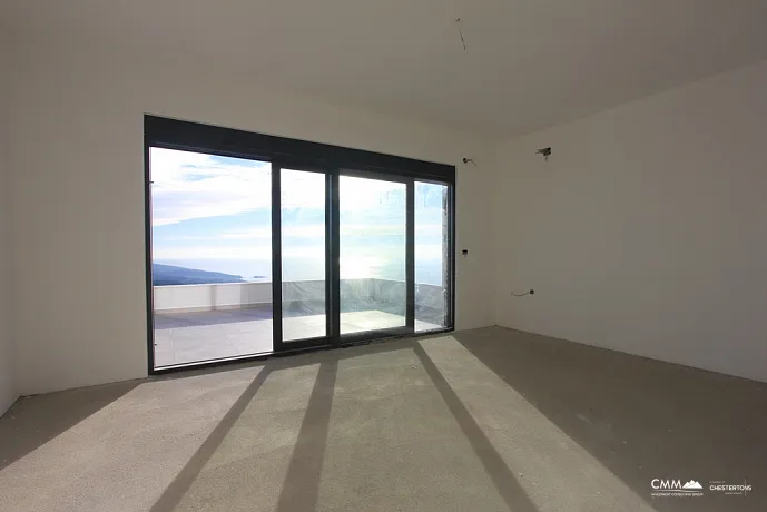 Zweistöckiges Haus mit privatem Pool und Panoramablick auf das Meer